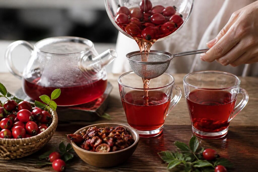 Kuşburnu çayı nasıl hazırlanır: kuşburnu çayı ince süzgeçten fincana dökülüyor