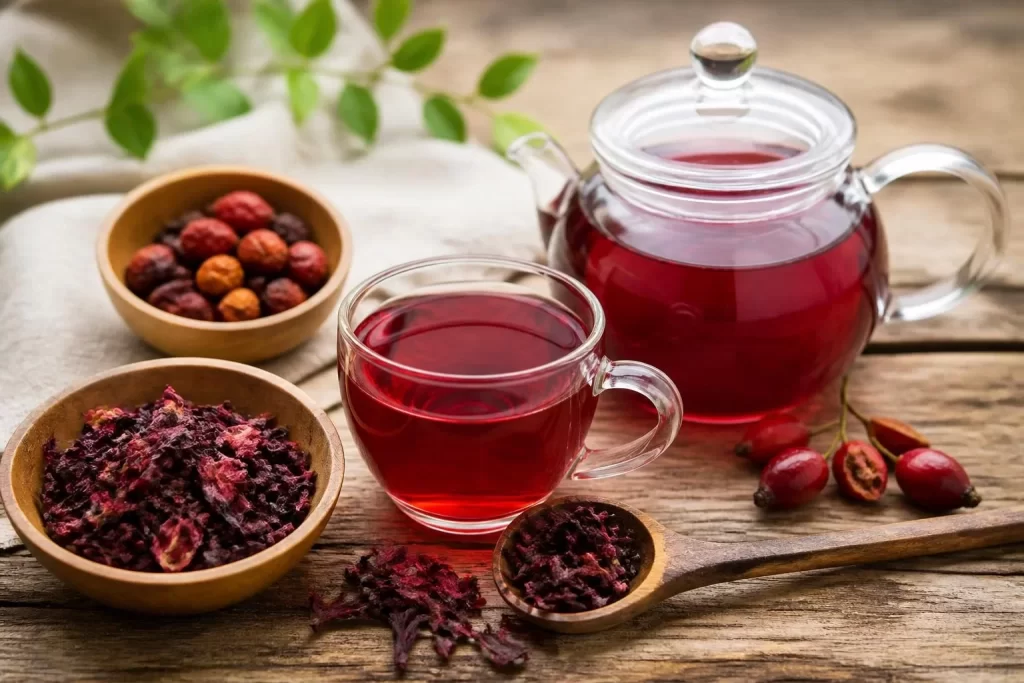 Kuşburnu ve Hibiskus Çayı Nasıl Hazırlanır? Ekşiliği Dengeleyen Karışım Önerisi